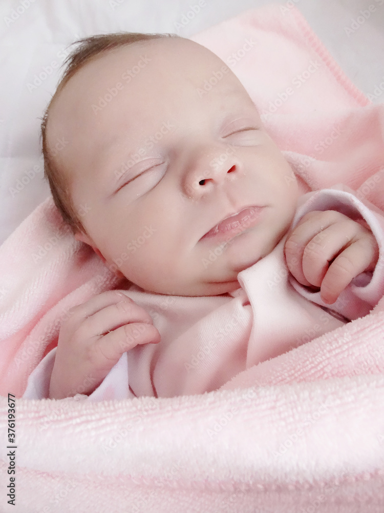 Zbliżenie kilkudniowe niemowlę. Zdrowy sen noworodka.  - obrazy, fototapety, plakaty 