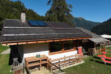 Wall Mural - baita chalet di montagna tetto in elgno casa 