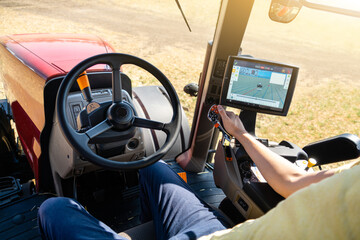 Autocollant - Driving a modern agricultural tractor
