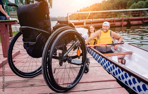 Fotografía People with disabilities sail on a rowing boat.