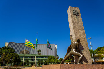 Detalhe da Praça Cívica em Goiânia - Monumento das Três Raças com o Palácio das Esmeraldas ao fundo.