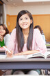 © Paylessimages - 講義を聞く大学生