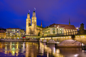 Wall Mural - Night view of cathedral Grossmunster  in old city of Zurich, Switzerland.