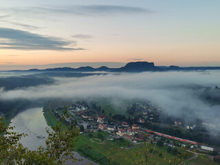 Wall Mural - Blick auf die Elbe im Elbsandsteingebirge am frühen Morgen