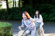 © Paylessimages - 自転車で走る女子大学生