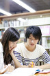 © Paylessimages - 図書室で勉強する大学生