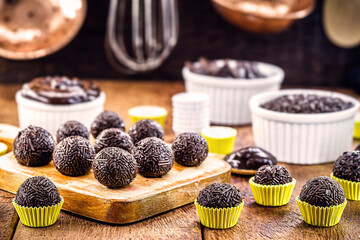 The brigadeiro is a typical sweet of Brazilian cuisine, with its presence at birthday parties. He is also known in Rio Grande do Sul by the name of negrinho