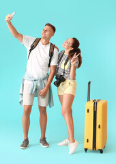 Canvas Print - Couple of tourists taking selfie on color background