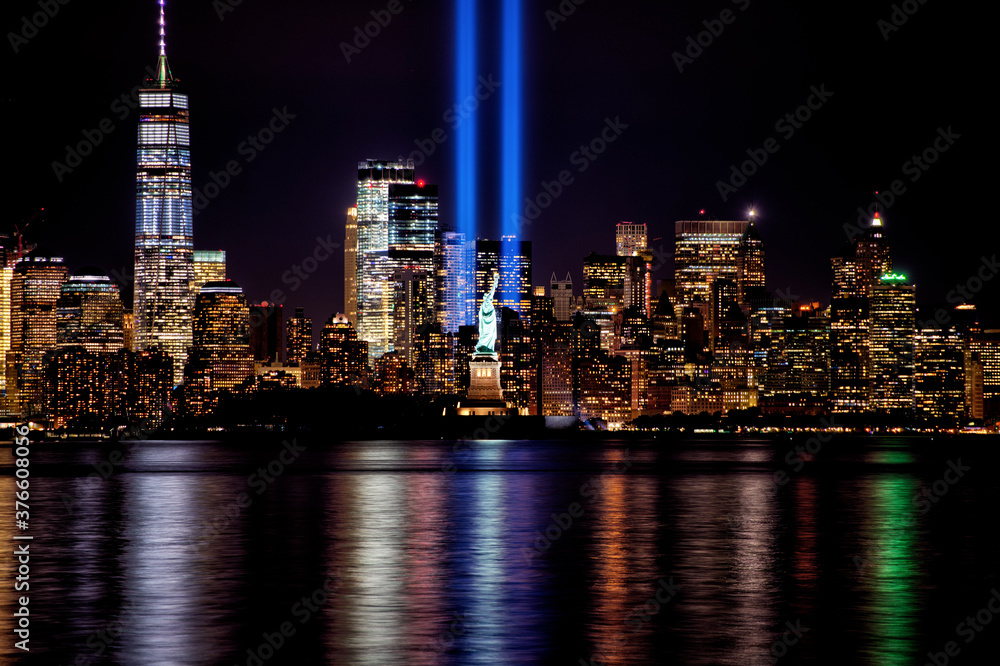 9/11 Memorial Beams with Statue of Liberty and Lower Manhattan. - obrazy, fototapety, plakaty 