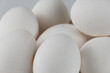 Eine Nahaufnahme von mehreren weißen Eiern als Zutat in der Kuche zum Kochen oder Backen