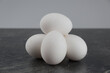 Ein kleiner Stapel mit weißen Eiern für die Zubereitung in der Küche
