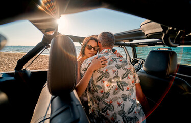 Canvas Print - Couple on beach with car