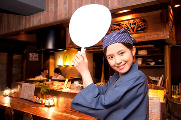 Poster - うちわを持って微笑む居酒屋店員