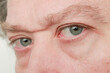 mirata intensa de hombre con ojos azules y cejas despeinadas