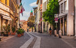 Obraz przedstawia jedną z ulic włoskiego miasta.