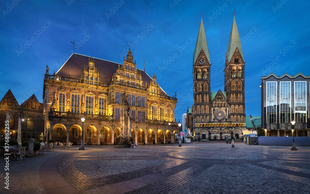 Bremen, Germany. Panorama of Market square at dusk with historic building of Town Hall and St Peter's Cathedral - obrazy, fototapety, plakaty 