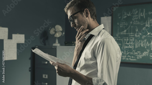 Fotografía Young mathematician studying in his office and reading papers