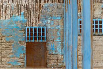 Wall Mural - Wand Ruine Lost Place Farbe blau Rost Niedergang Verfall Beton Armierung Eisen Korrosion Struktur Oberfläche Hintergrund Nostalgie Vintage Industrie Brache Wand Tür Träger Befestigung Gitter Putz 