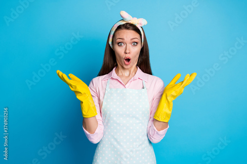 Portrait of astonished girl impressed covid infection stop spread disinfection information scream wow omg wear pink shirt rubber gloves isolated over blue color background