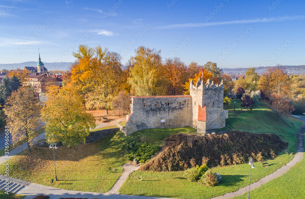 Nowy Sącz,  Ruiny zamku w jesiennych kolorach - obrazy, fototapety, plakaty 