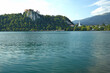 Bleder Burg Veldes über dem türkisen Bleder See in Slowenien / Mark Krain umgeben von grünen Bäumen bei Sonnenschein