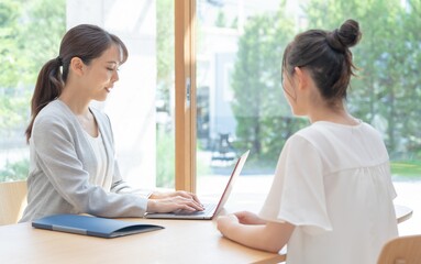 Poster - 営業をする女性