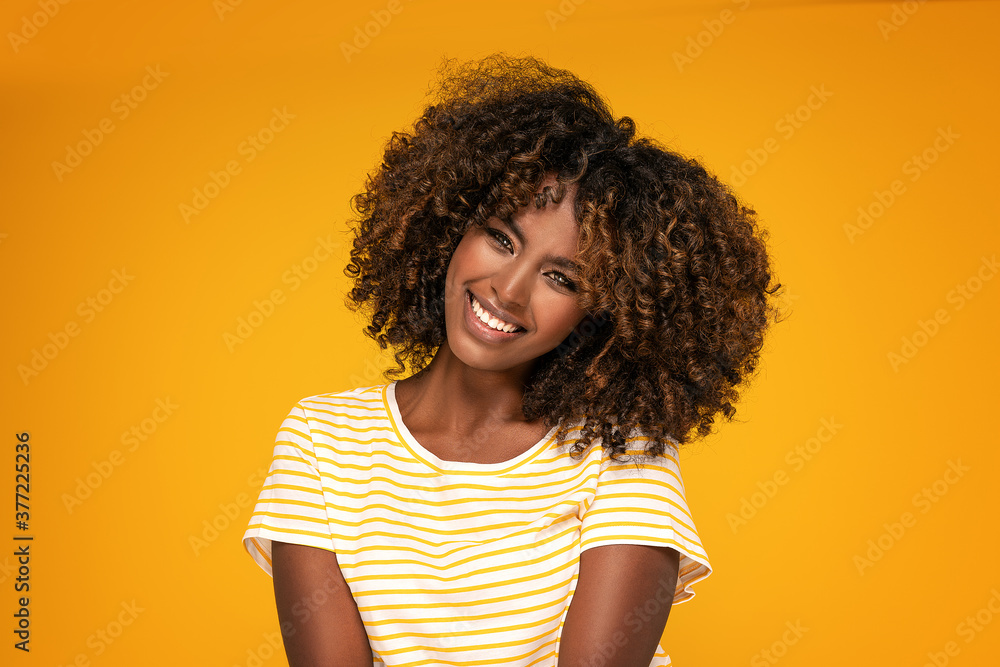 African afro woman with curly hair smiling. - obrazy, fototapety, plakaty 