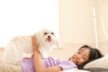 Poster - 寝転がる飼い犬と女の子