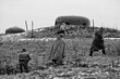 Żołnierze radzieccy przełamują pozycje umocnione wojsk niemieckich w drodze na Berlin zimą 1945 roku - rekonstrukcja historyczna