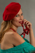 Fotografía creativa de estudio a mujer caucásica rubia, estilo frances