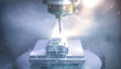© Industrial Arts - Moderne Fräsmaschine bearbeitet einen Metallblock aus Edelstahl - Industrielle Fertigung in der Fabrik