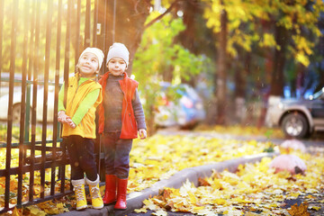 Children walk in the autumn park