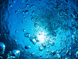 Luftblasen unter Wasser gegen das Sonnenlicht als Hintergrund oder Textur