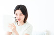 © Mengxiangwei - Asian woman doing makeup