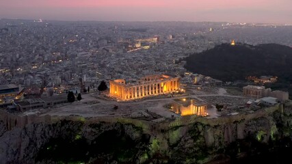 Fototapete - Der Parthenon Tempel auf der Akropolis in Athen, Griechenland, umgeben von der Altstadt Plaka bis zum Meer nach Piräus mit Lichtern am Abend