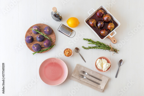 Fotografía Caramelised figs with balsamic vinegar, rosemary, almonds and cottage cheese