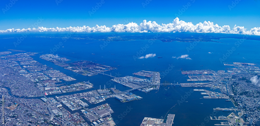 横浜港上空から東京湾を望む・大パノラマ、空撮・2020撮影 Stock Photo