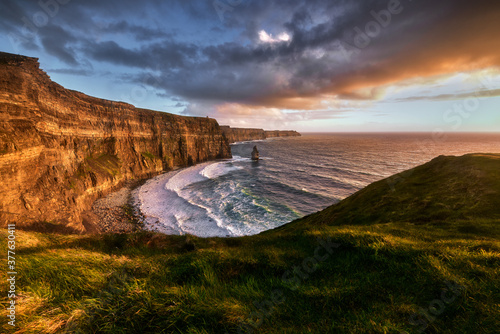 Cuadros en Lienzo Cliffs of Moher at sunset, Co. Clare, Ireland