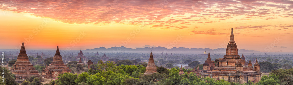 Sunrise over ancient city of Bagan in Myanmar - obrazy, fototapety, plakaty 