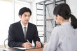 要望を傾聴をする日本人男性不動産営業職