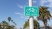 Bike Route Green Road Sign In California, USA. Bicycle Lane Singpost. Bikeway In Oceanside Pacific Tourist Resort. Cycleway Signboard And Palm. Healthy Lifestyle, Recreation And Safety Cycling Symbol