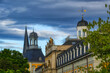 Historisches Schloss und Kirchturm in Bonn