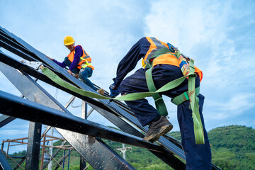 Aufkleber - Roofer worker using drill install new roof on house build,Roofing tools.