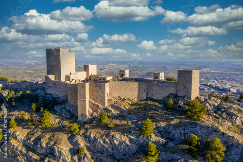 Fotografía Dreamy cloudy sky above Jaen medieval Gothic castle and parador on an outcrop of