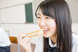 © Paylessimages - お弁当を食べる女子学生