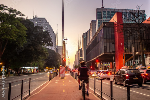 Cuadros en Lienzo Homem andando de bicicleta na ciclovia da Avenida Paulista em frente ao Museu de