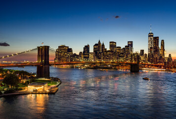 Fototapete - New York City elevated view of the Brooklyn Bridge and Lower Manhattan skyscrapers at dusk with the East River