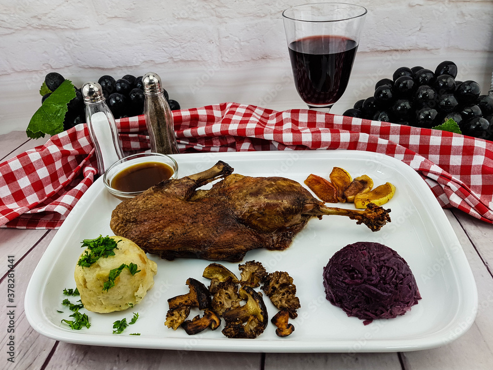 geröstete Ente mit Apfelrotkohl und Waldpilzen Stock Photo | Adobe Stock