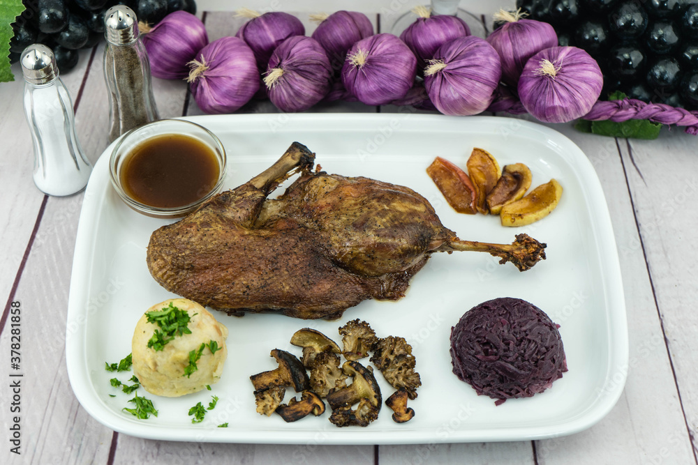 Foto de Stock geröstete Ente mit Apfelrotkohl und Waldpilzen | Adobe Stock