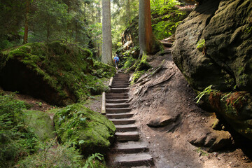 The hiking trail to the rock arch in 